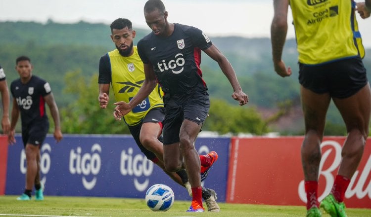 Abdiel Ayarza (cent.) y Anibal Godoy con el balón. Foto: Fepafut 