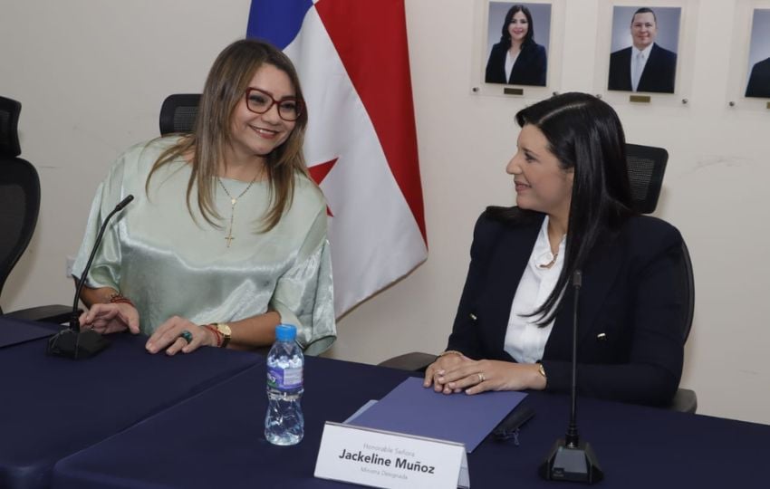 La ministra de Trabajo Doris Zapata y la titular designada Jackeline Muñoz. Foto: Víctor Arosemena