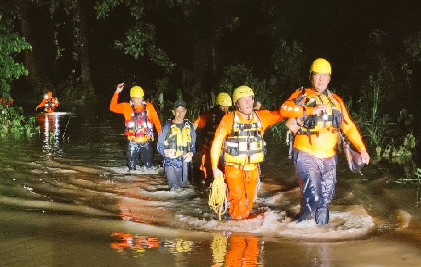 Dos hombres de 44 y 45 años que se encontraban en un islote por la crecida del río Grande en el sector El Guabal, Penonomé, en la provincia de Coclé. Foto. Sinaproc