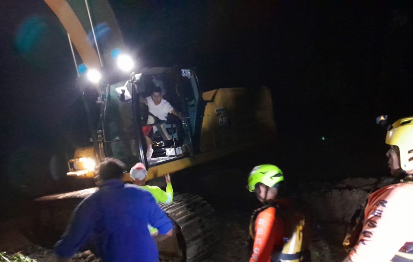 Tres trabajadores de una empresa que permanecían atrapados en un islote por la crecida del río Cricamola en el área de Kankitú- Ñokribo de la comarca Ngäbe Buglé.  Recomendamos a la población evitar cruzar ríos y quebradas. Foto. Sinaproc