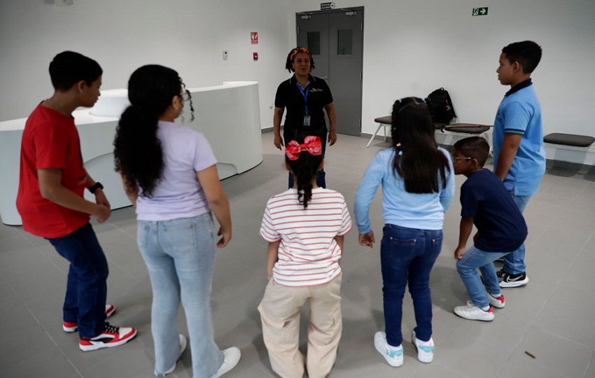 Niños  participan en talleres culturales en la ciudad de las artes. Foto: EFE/ Bienvenido Velasco