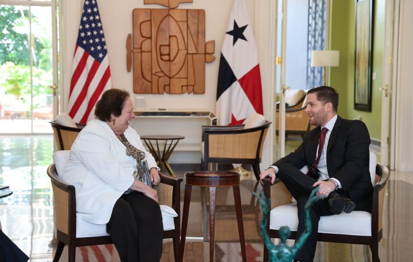 La embajadora de los Estados Unidos, Mari Carmen Aponte y el alcalde electo Mayer Mizrachi. Foto: Cortesía