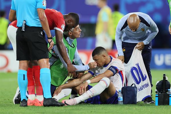 Kylian Mbappé es atendido por el cuerpo médico del equipo de Francia. Foto: EFE