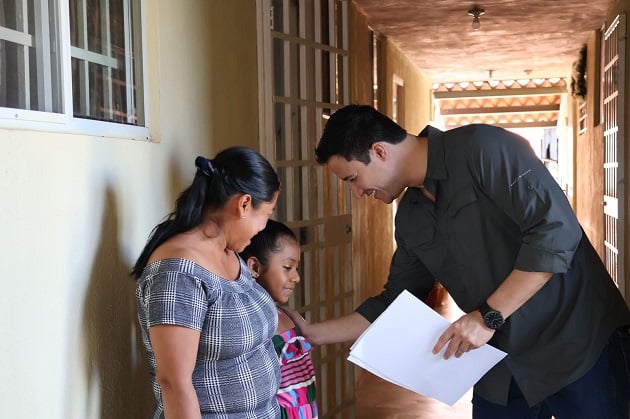 El gerente del Banco Hipotecario, Gean Marc Córdoba, entrega las escrituras de su apartamento a una residente. Foto: Cortesía