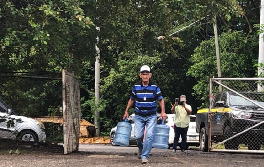 El director regional del Instituto de Acueductos y Alcantarillados Nacionales en Herrera, Omar Cohen, dijo que se repartirán agua en las comunidades. Foto. Thays Domínguez