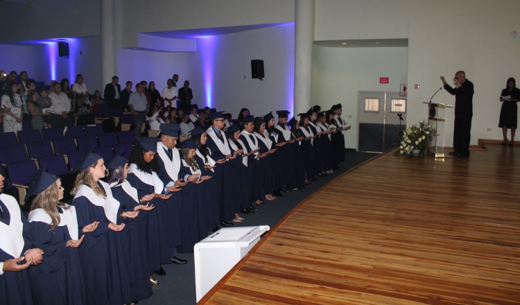 Promoción de médicos especialistas que se graduó en diciembre de 2023 en el Santo Tomás, uno de los principales hospitales docentes. Foto: Cortesía