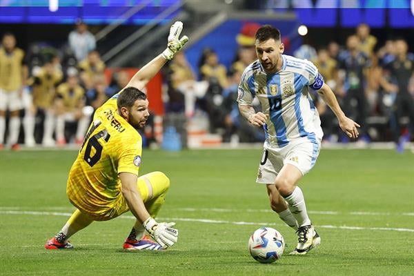  Lionel Messi  de Argentina (der.) y el portero Maxime Crepeau de Canadá. Foto: EFE