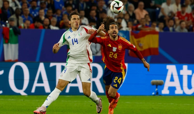 El defensa de la selección española Marc Cucurella (der.) disputa el balón ante el italiano Federico Chiesa. Foto: EFE