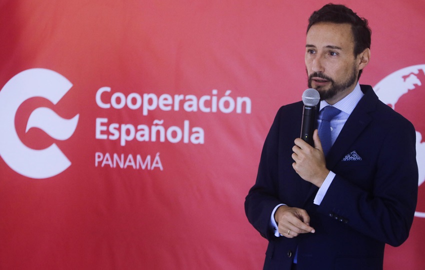 El embajador de España en Panamá Guzmán Palacios explica la contribución Española a Proyectos de Energía, Agua y Derechos Humanos en Panamá. Foto: EFE/ Carlos Lemos