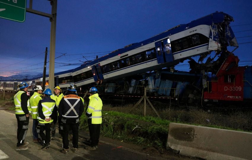 Al menos dos personas murieron tras colisionar en la madrugada del jueves dos locomotoras en la comuna de San Bernardo. Foto: EFE