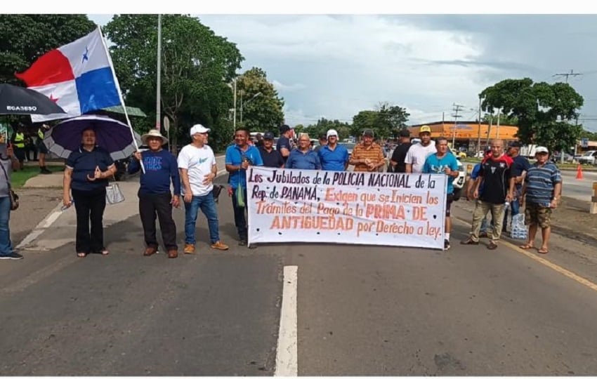 Los agentes en retiro reclaman el pago de las primas de antigüedad a la cual tienen derecho y que según ellos vienen reclamando desde hace varios años. Foto. Melquíades Vásquez