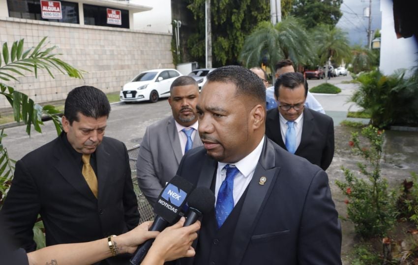  Diputados del Parlacen acudieron a la embajada de Nicaragua donde está asilado Ricardo Martinelli. Foto: Víctor Arosemena. 