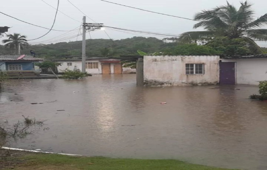 En el caso de la comunidad de Nombre de Dios, el río que atraviesa el lugar se desbordó y el agua ingresó a las residencias. Foto. Diomedes Sánchez