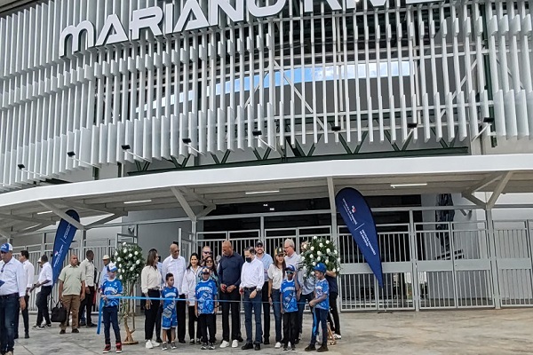 El expelotero Mariano Rivera y el presidente Laurentino Cortizo en la inauguración del estadio en La Chorrera. Foto: Eric Montenegro