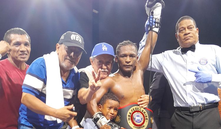 Leroy ' El Sensacional' Estrada alza las manos en señal de triunfo. Foto: Cortesía