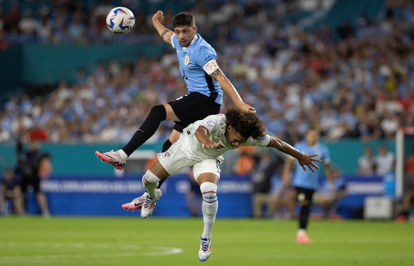 Federico Valverde disputa el balón con el panameño Adalberto Carrasquilla. Foto: EFE 