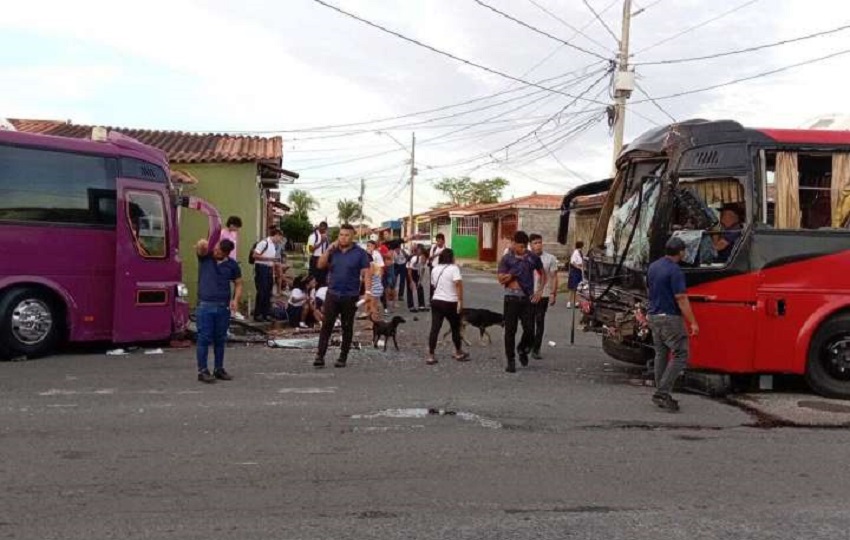 La Policía de Tránsito está investigando las causas de este incidente entre dos buses de la ruta interna de Vacamonte.