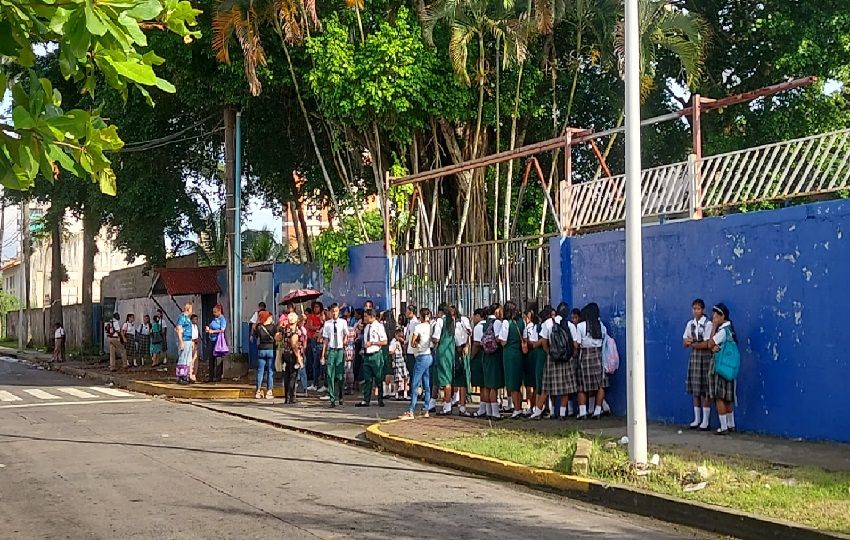 Los estudiantes y educadores señalan que ya ha transcurrido medio año escolar. Foto. Diomedes Sánchez