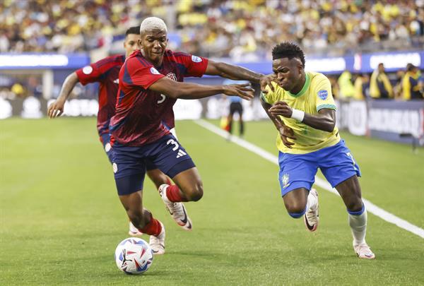 Jeyland Mitchel de Costa Rica disputa el balón contra Vinicius Jr. de Brasil. Foto: EFE