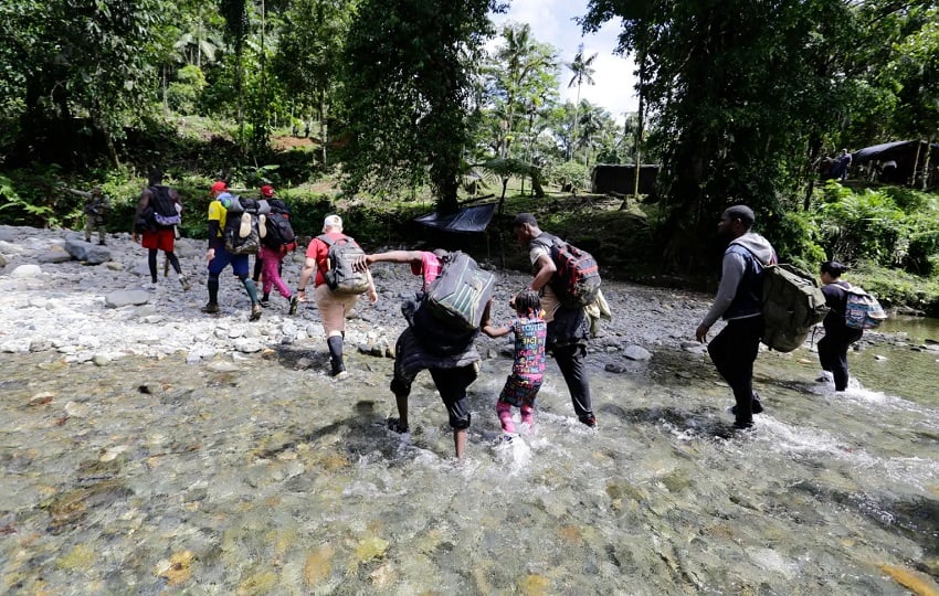 En su travesía hacia Estados Unidos, los migrantes deben cruzar varios ríos. Foto: EFE/Carlos Lemos