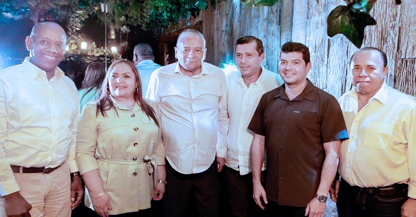 Dana Castañeda junto a miembros de otros colectivos políticos. Foto: Cortesía