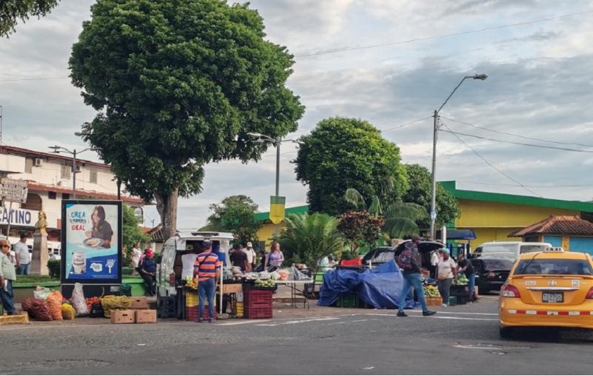 Los arrendatarios precisan que los vendedores informales afectan a los que invirtieron para  tener un  espacio en los mercados públicos. Foto. Eric Montenegro 