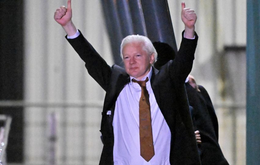El fundador de WikiLeaks, Julian Assange, saluda a sus seguidores a la llegada el miércoles al aeropuerto de Camberra. Foto: EFE