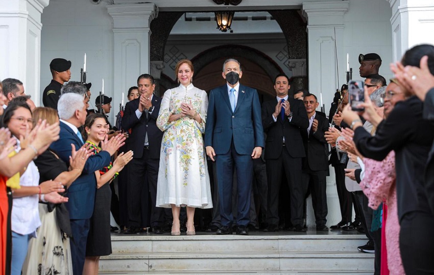 El presidente Laurentino Cortizo y la primera dama Jazmín Colón de Cortizo a su salida del palacio presidencial. Foto: EFE