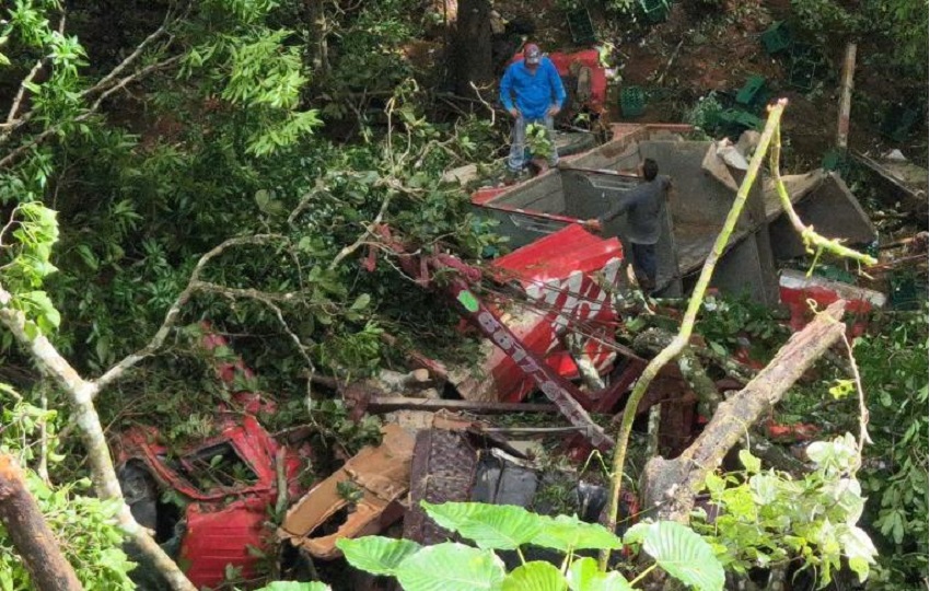 Ambos vehículos, incluyendo la grúa propiedad de una empresa de Chitré, cayeron más de 25 metros al vacío y quedaron reducidos a hierros retorcidos y restos de vidrios,.