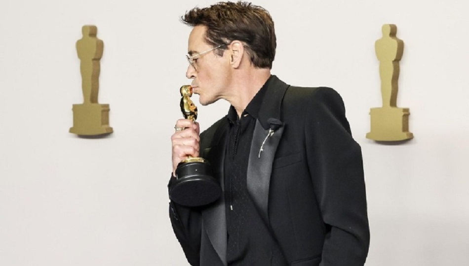 Robert Downey Jr. con su primer Óscar. Foto: EFE / EPA / Allison Dinner