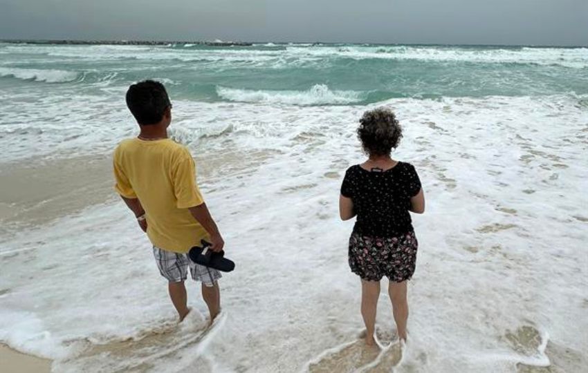 Dos personas observan el oleaje debido a la proximidad de Beryl' en Cancún (México). Foto: EFE