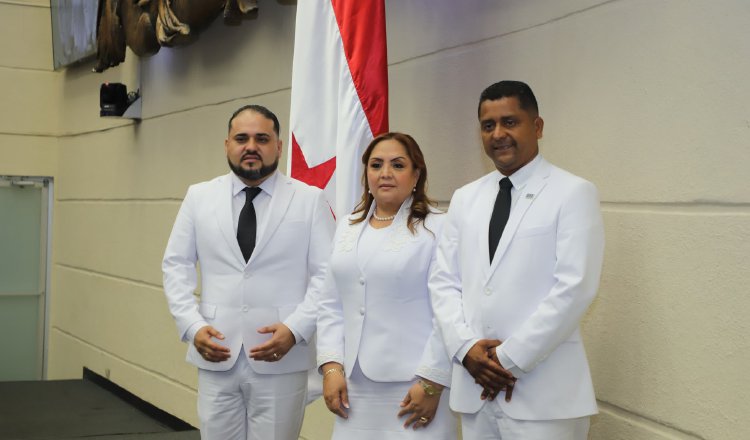 Integrantes de la nueva junta directiva. De izquierda a derecha: Jamis Acosta, segundo vicepresidente; Dana Castañeda, presidenta; y Didiano Pinilla, primer vicepresidente. Cortesía