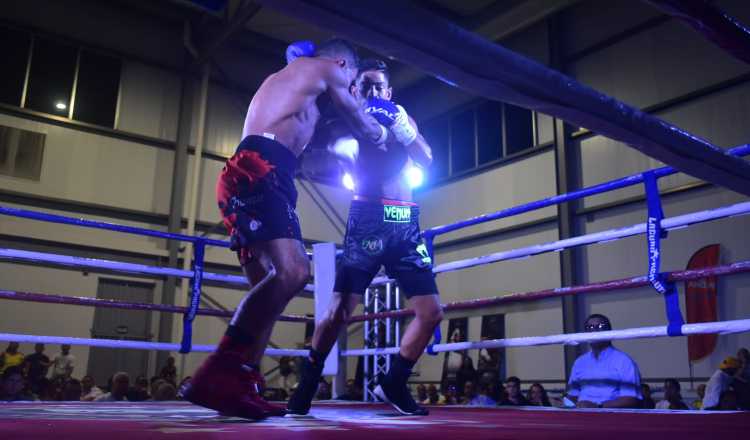 Elías 'El Gallo' Vega (der.) terminó con el invicto de Hibrahim Valdespino, durante la cartilla 'Boxeo del Patio'. Foto: Cortesía