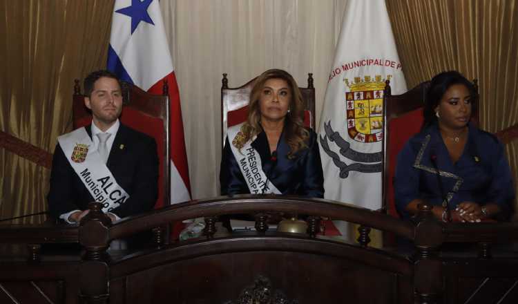 El alcalde de Panamá, Mayer Mizrachi, junto a la presidenta del Consejo Municipal, Keyra Navarro, y la vicealcaldesa Yatzumaly Worrell Thomas.