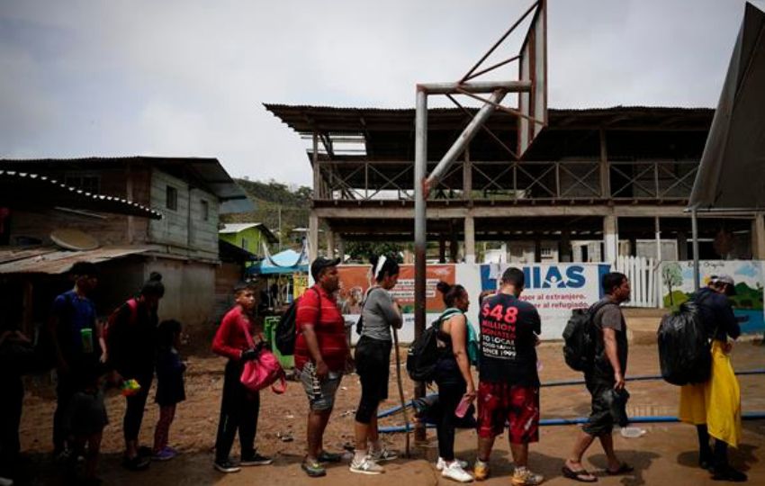  Migrantes esperan en una fila para ser registrados por migración luego de cruzar la selva del Darién. Foto: EFE