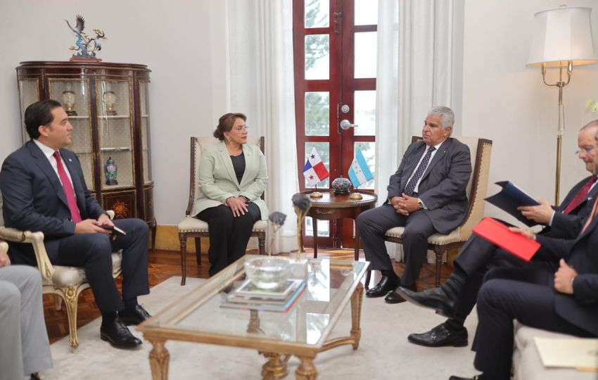 Reunión entre el presidente de Panamá, José Raúl Mulino y la presidenta de Honduras, Xiomara Castro. Foto: Cortesía