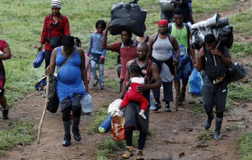 Migrantes haitianos en su camino hacia Panamá por el Tapón del Darién. Foto: EFE