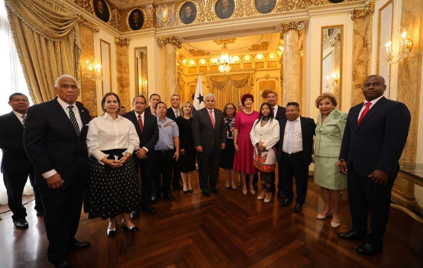 Los nuevos gobernadores junto al presidente José Raúl Mulino. Foto: Cortesía