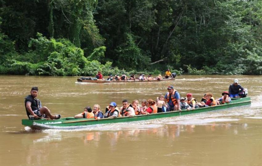 Migrantes llegan en canoa por el río Tuquesa en Darién. Foto: EFE