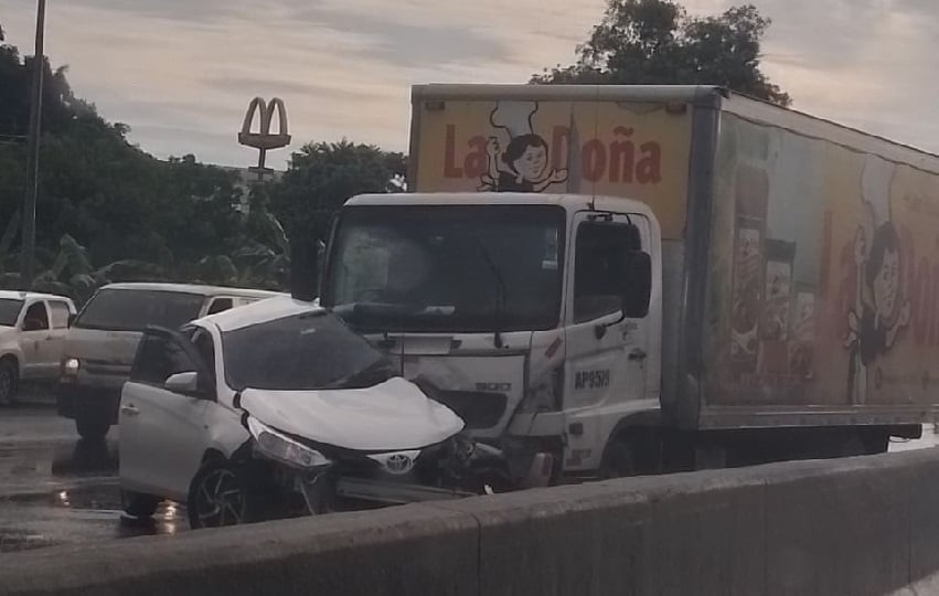 El accidente ocurrió a las 5 de la madrugada cuando la vía estaba mojada. 