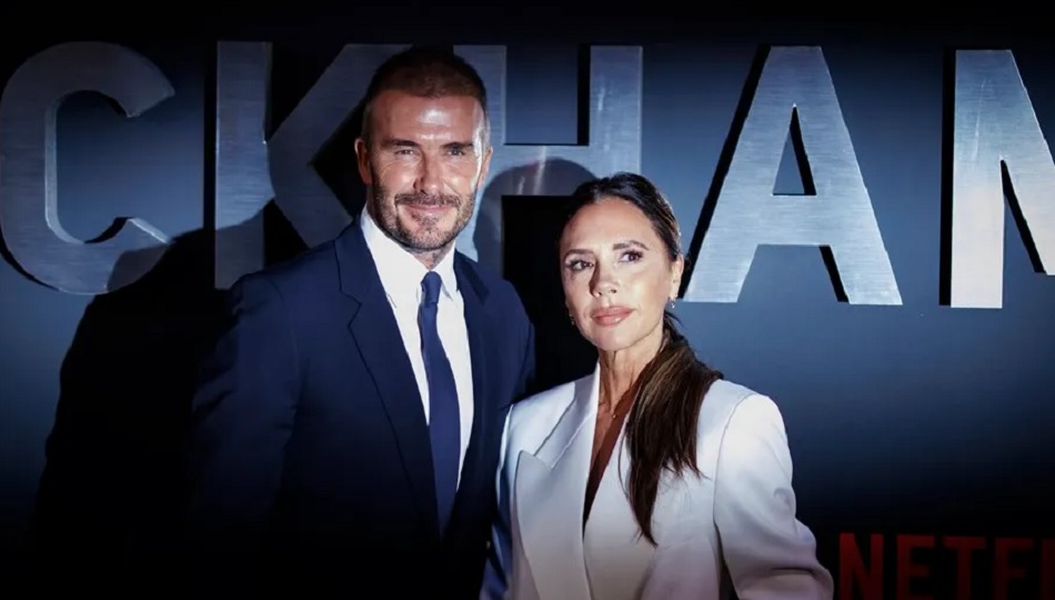 El ex futbolista británico David Beckham y su esposa, la diseñadora de moda británica Victoria Beckham, asisten al estreno de 'Beckham' en el Curzon Mayfair, Londres. Foto: EFE / EPA / Tolga Akmen