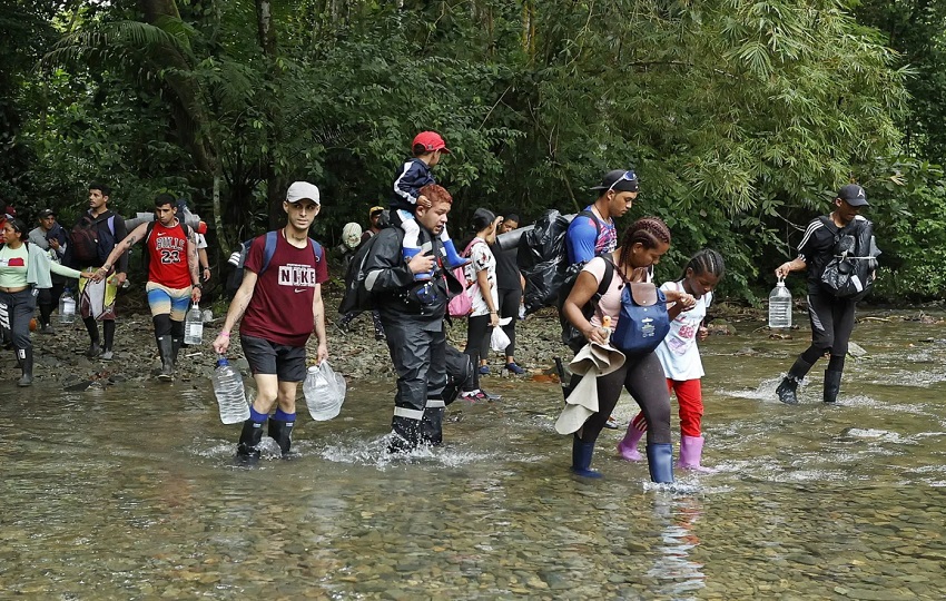 Miles de migrantes siguen cruzando por la selva del Darién. Foto: EFE