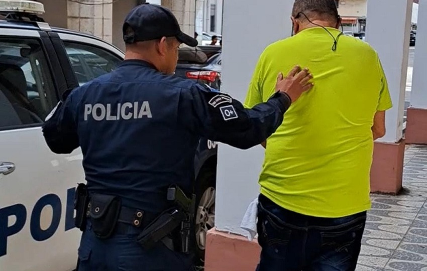 El hombre llegó al SPA con pantalones cortos y una camiseta verde fluorescente fluorescente. Foto: Diomedes Sánchez. 