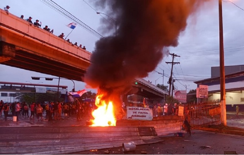 El 19 de julio de 2022 un grupo de ciudadanos de diversos sectores realizaban protestas en el puente de Santiago  de Veraguas,Foto. Archivo