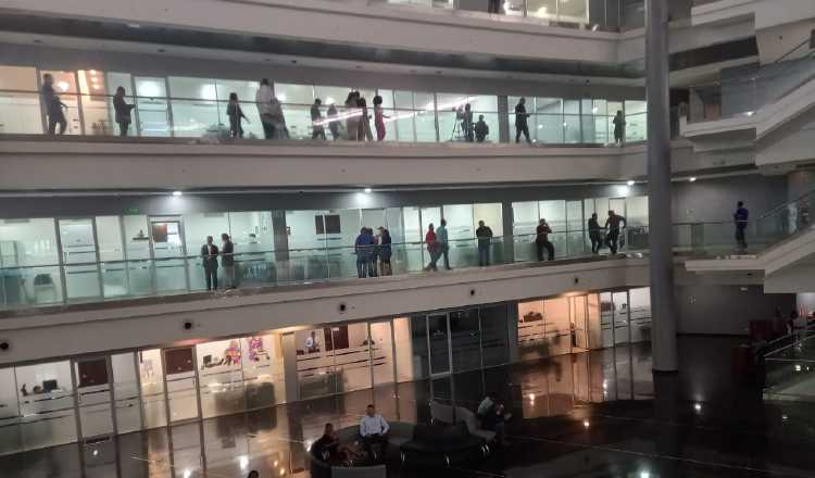 Vista del interior del edificio nuevo, donde se encuentran los despachos de los diputados. Se observa bastante personas en los pasillos.