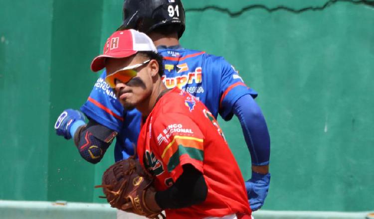 Los equipos de Chiriquí y Azuero se trasladan al estadio Roberto 'Flaco Bala' Hernández para seguir  con la serie final de béisbol U23. Foto: Fedebeis