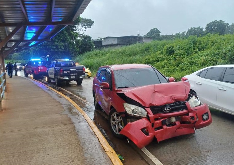 El accidente fue entre una camioneta roja y un busito colegial. Foto: Eric Montenegro