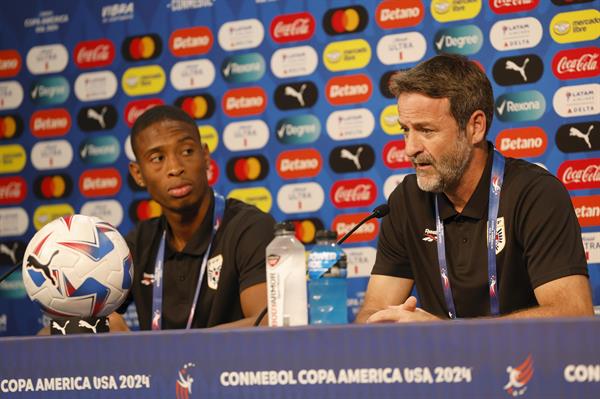 El defensa Edgardo Fariña (izq) y Thomas Christiansen técnico de Panamá. Foto: EFE