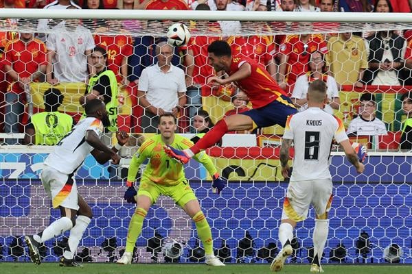 El español Mikel Merino remata de cabeza, durante el partido de cuartos de la Eurocopa 2024 entre España y Alemania.Foto: EFE