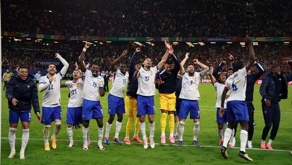 Jugadores de Francia celebran su clasificación a semifinales en la Eurocopa. Foto: EFE